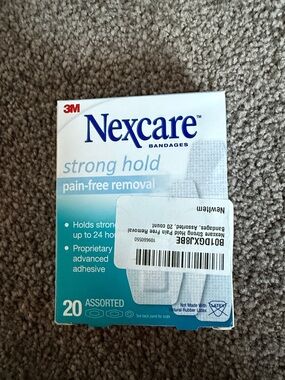 3M Nexcare Strong Hold Bandages - White/Light Blue Box